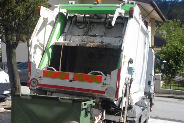 camiao lixo-traseira